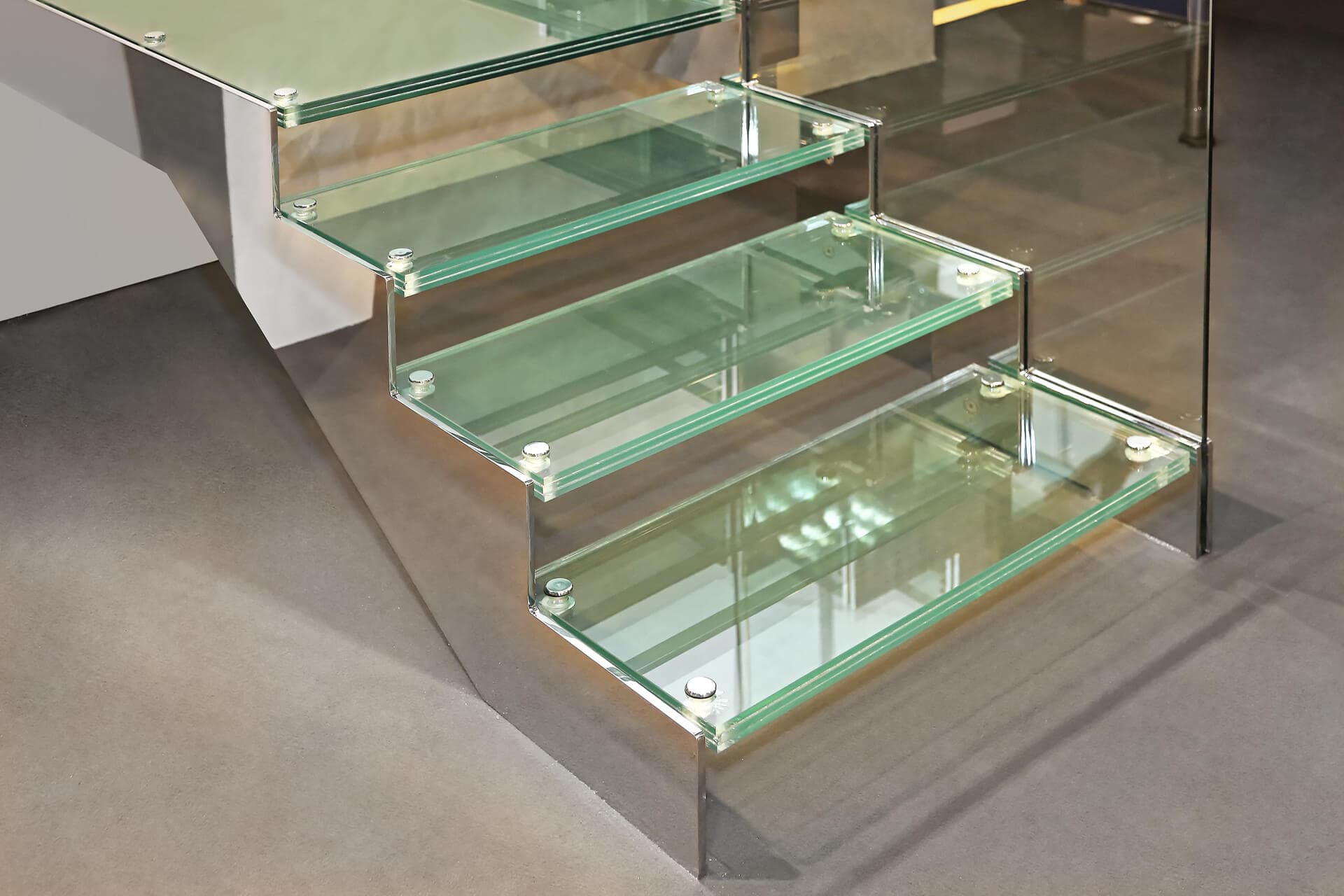 Modernas y seguras escaleras de cristal